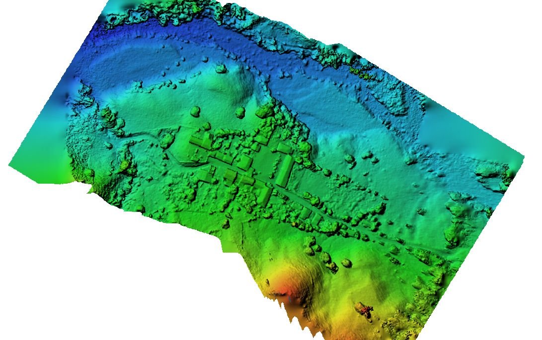 El modelo digital del terreno del mismo predio, con la altura pintada en colores: azul lo bajo, verde lo medio y rojo lo alto.
